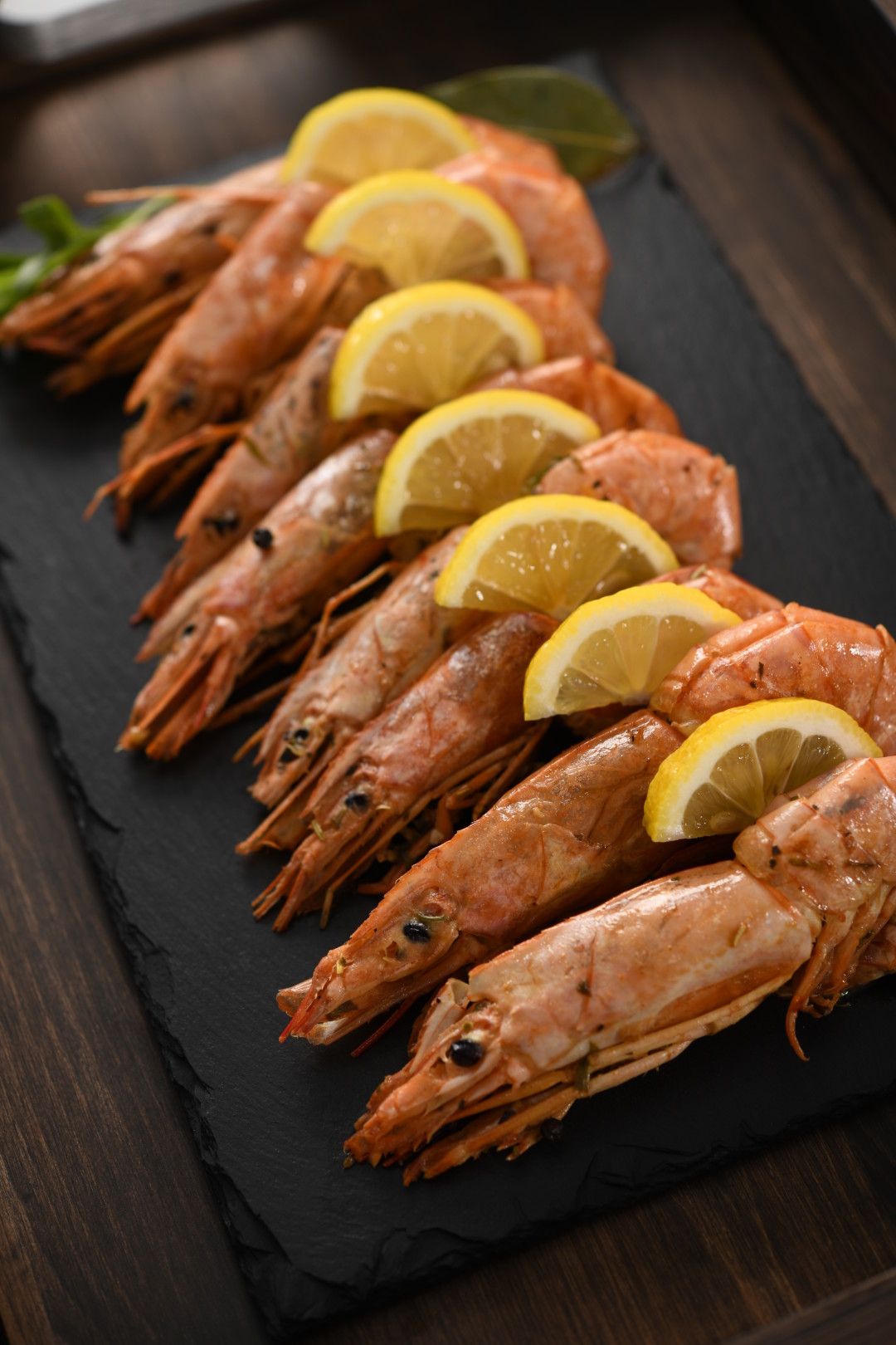 Креветки с лимоном, миксом трав и эстрагоном, 250 г, 689 руб.