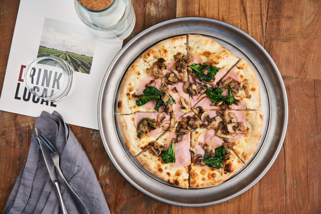 Пицца с ветчиной из индейки, грибами и шпинатом