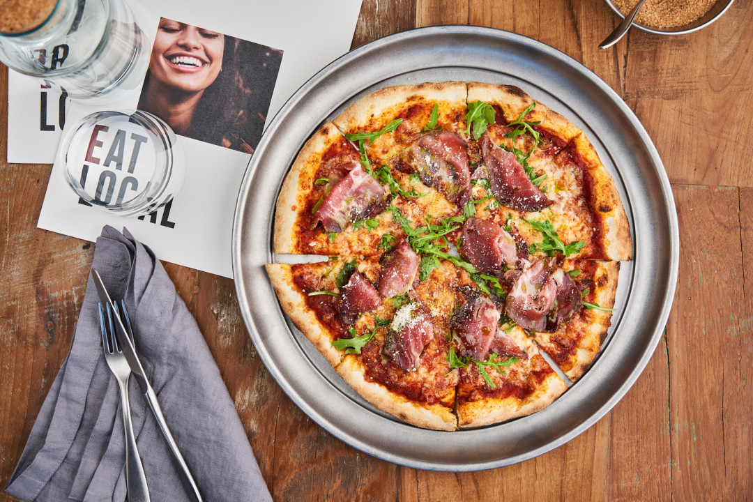 Пицца с домашней коппой и рукколой