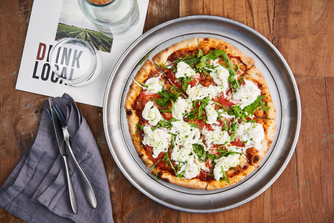 Пицца с фермерской бурратой, томатами и рукколой