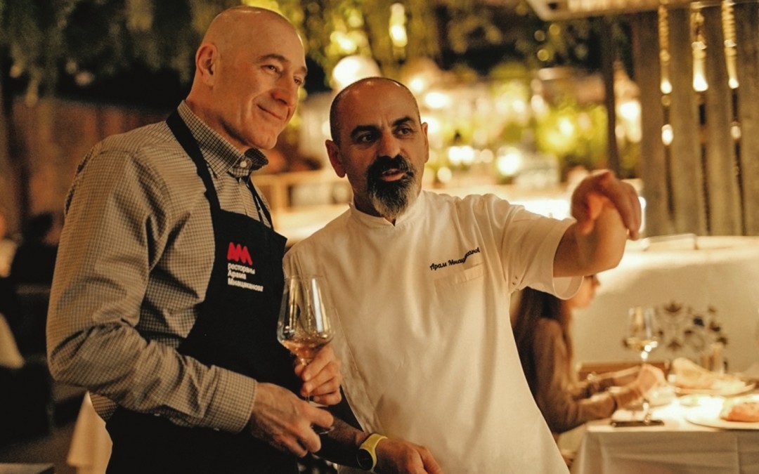 Арам Мнацаканов знакомит винодела Константина Дзитоева с гостями «Мама тута».