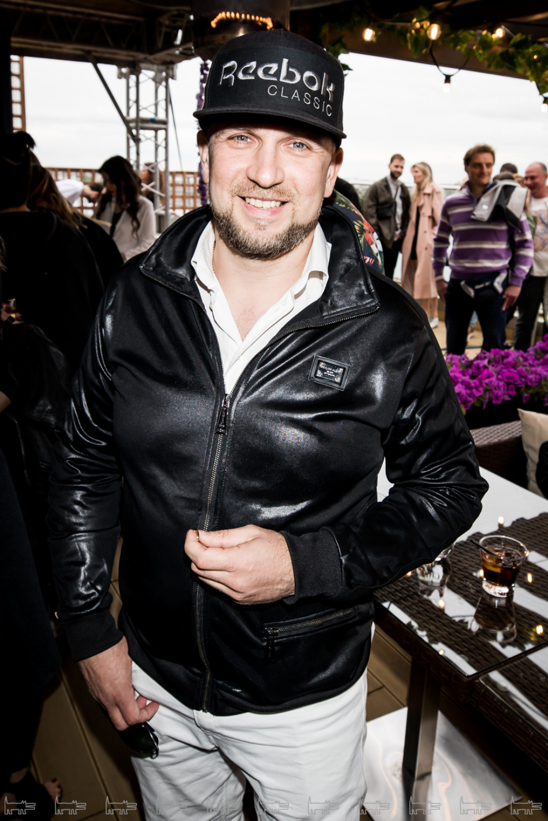 Секс машиналарын қараңыз, бұл қатыгездік. Дене жазулары бар порно