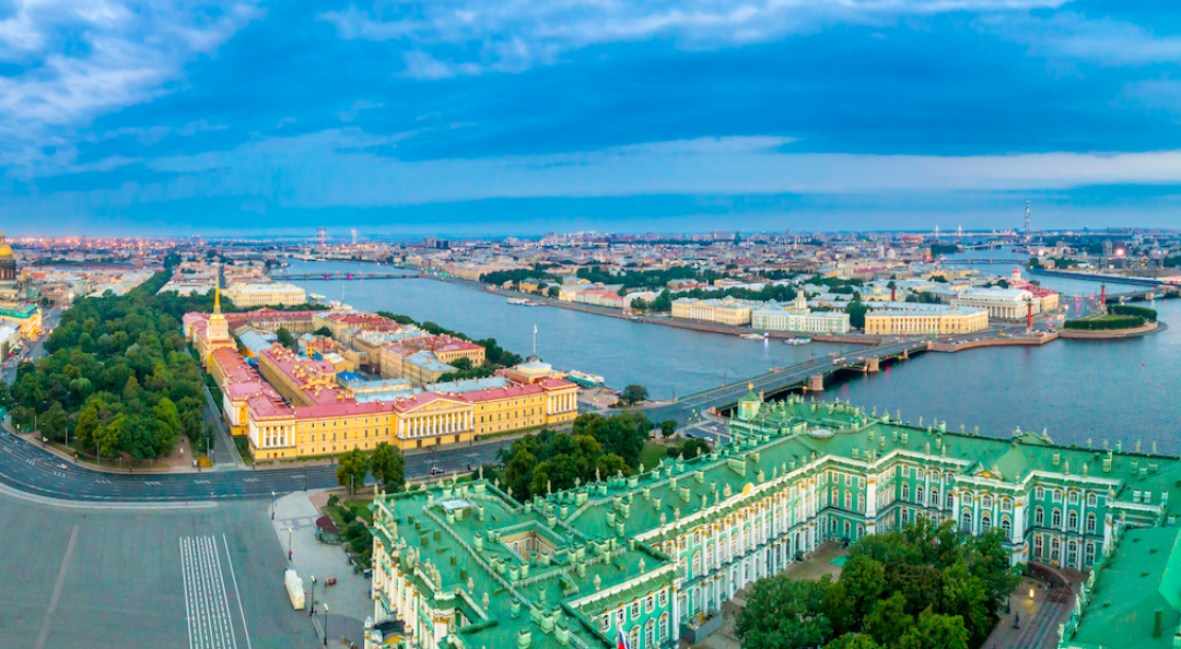 На панораме видно, что двор Адмиралтейства застроен домами