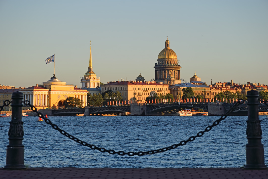 Вид на ансамбль Адмиралтейство со стороны набережной Невы перекрывают доходные дома конца 19 века