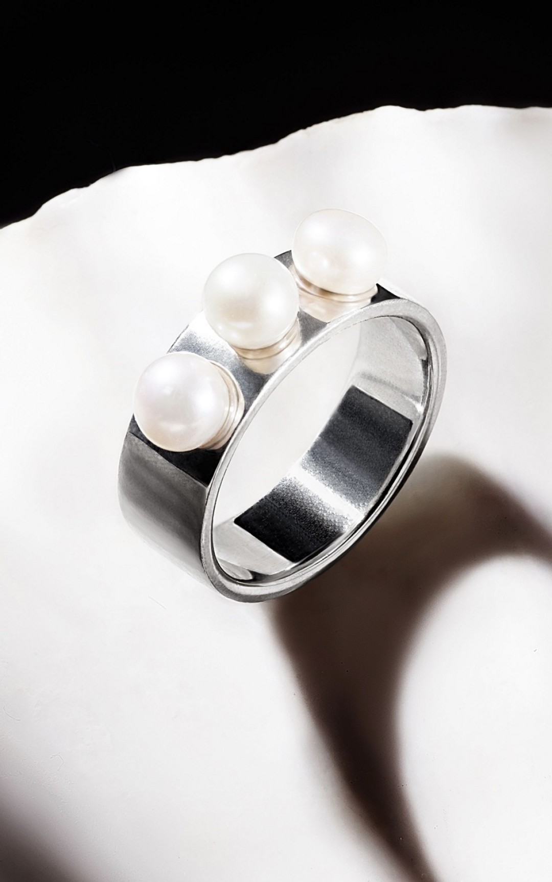 Кольцо Nacre Jewelry, 4000 рублей (lmbd.ru)