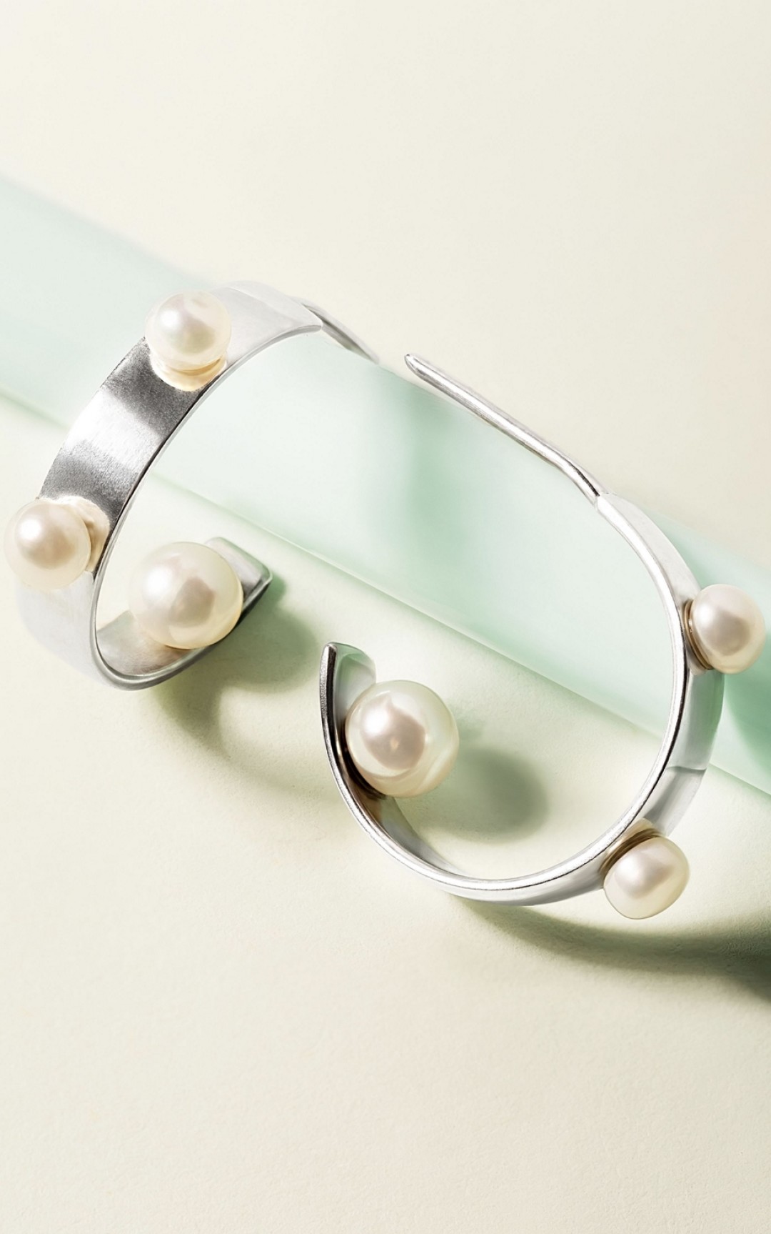 Серьги Nacre Jewelry, 4000 рублей (lmbd.ru)