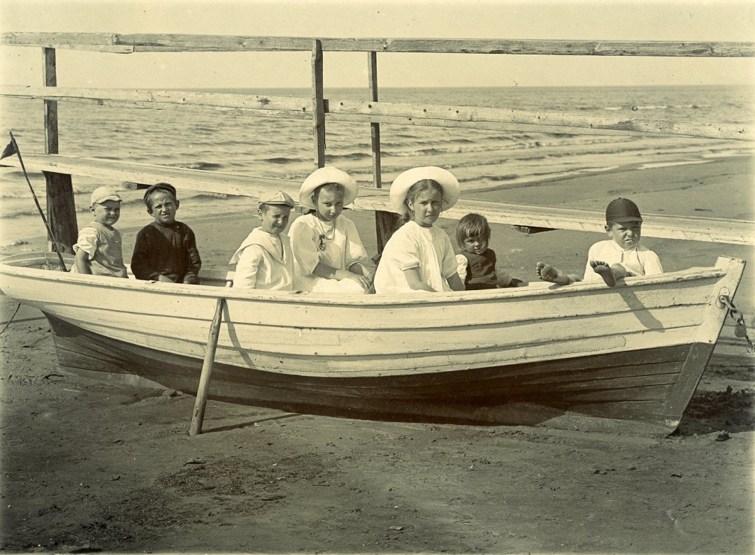 Дети в лодке на берегу Финского залива. 1906 год. Лист из любительского фотоальбома семьи художников Эндер.