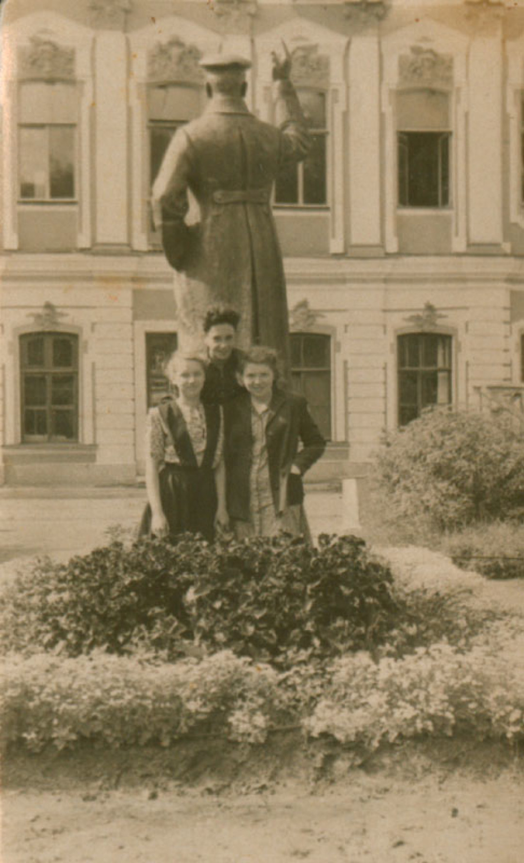 Дети у памятника Сталину в Шереметевском саду. Ленинград. 1950