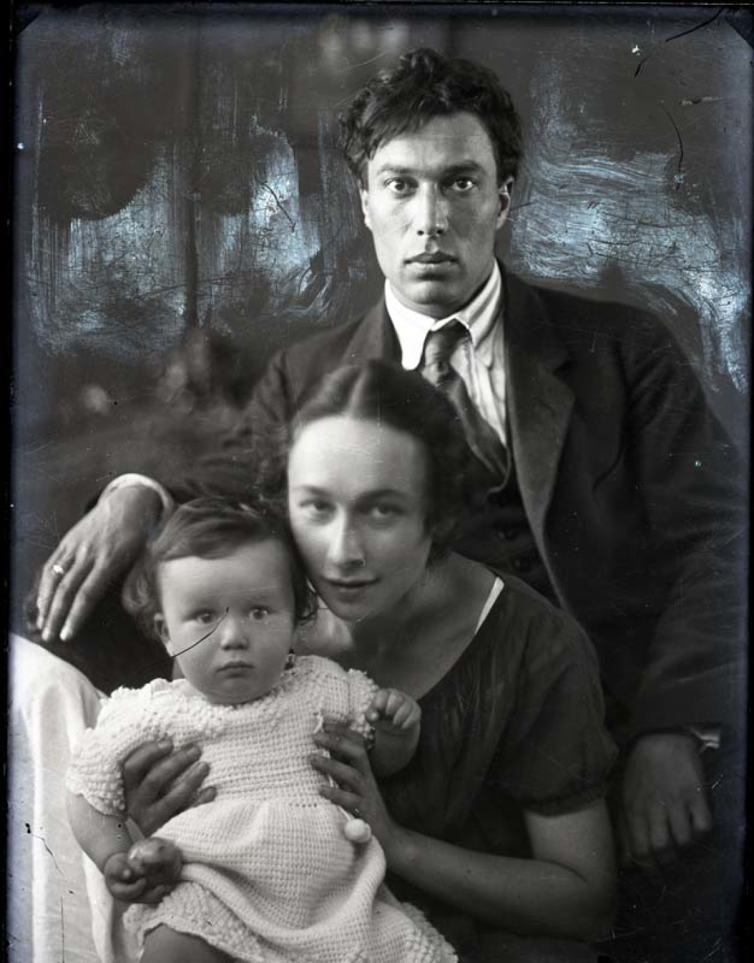 Борис Пастернак с женой и ребенком. Фотограф Наппельбаум М.С.