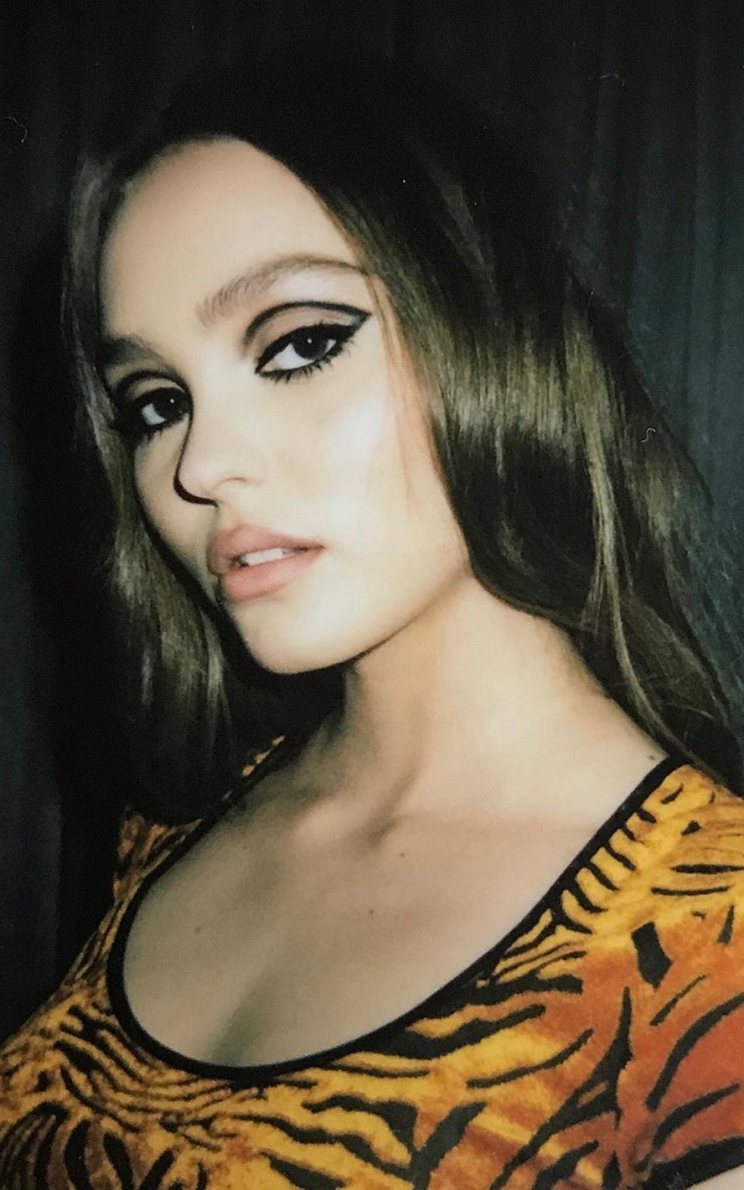 Лили-Роуз Депп в Instagram своего визажиста Сэма Виссера, май 2019