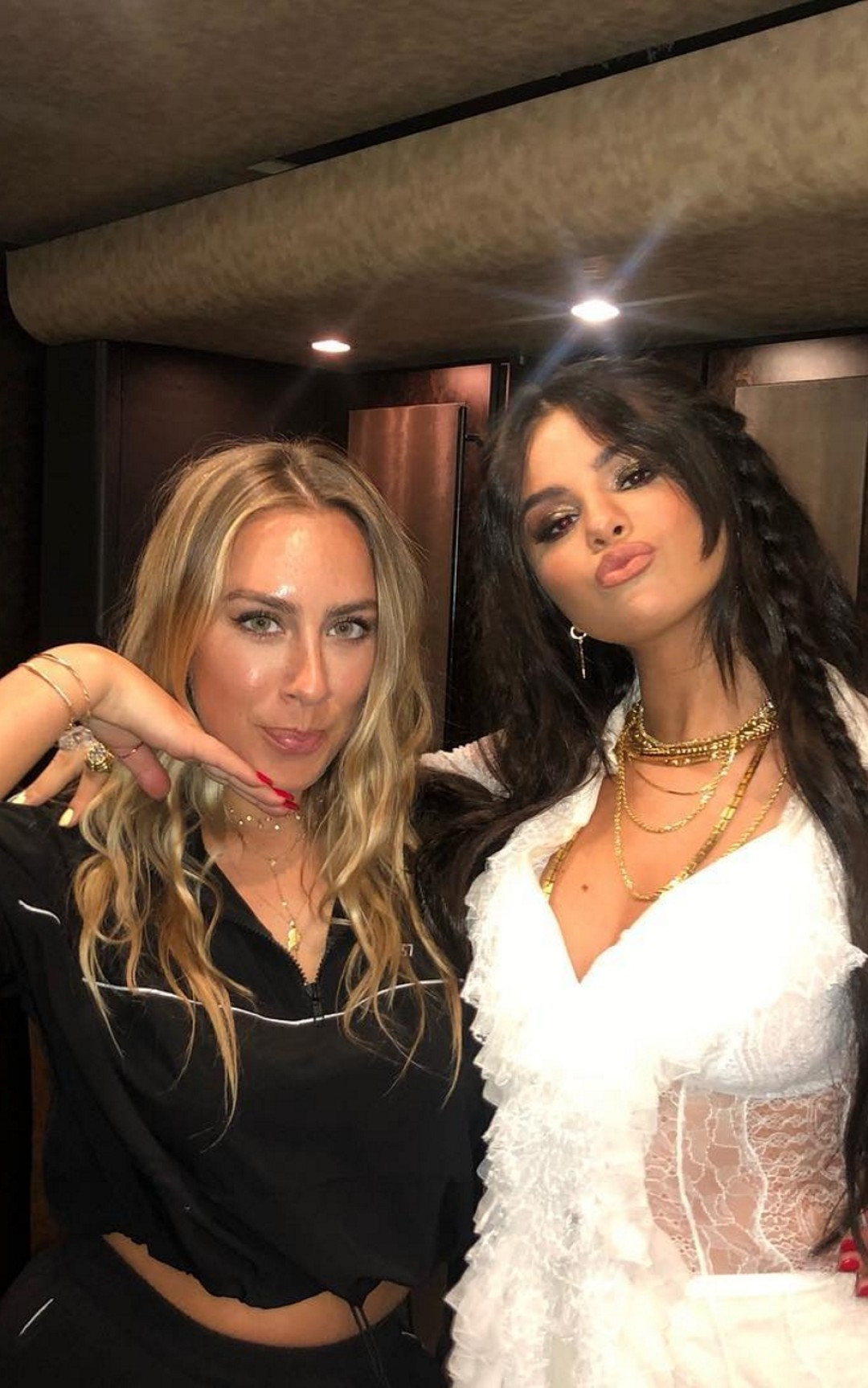 Селена Гомеc перед выступлением на фестивале Coachella, апрель 2019