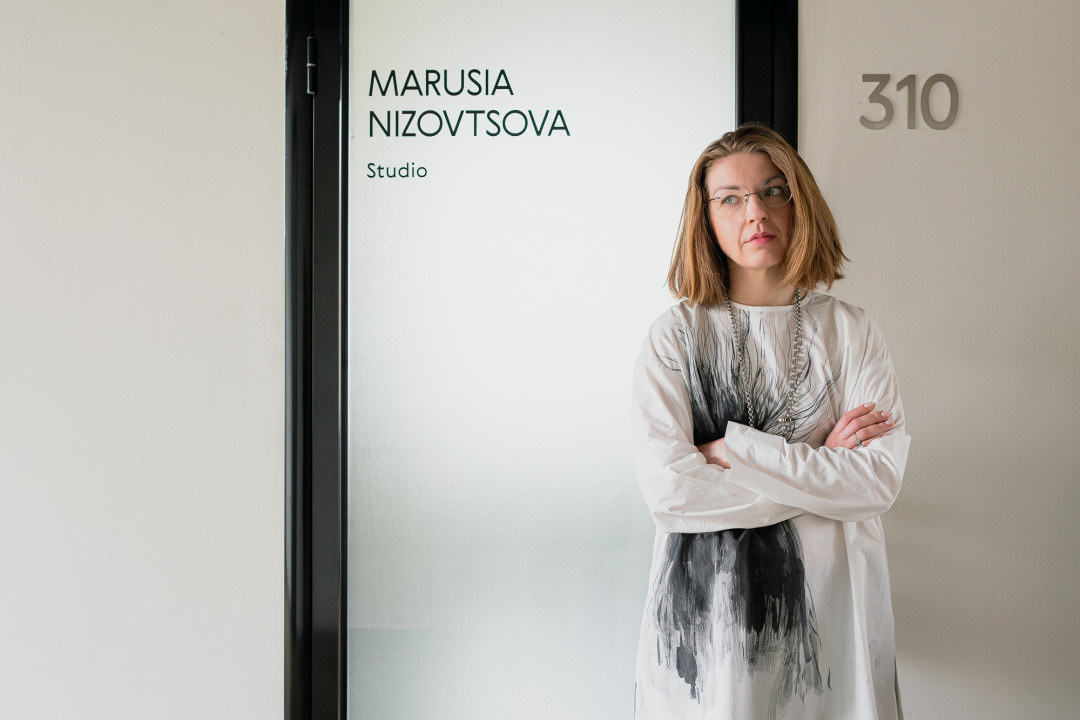 Дизайнер Маруся Низовцева у дверей своей студии в Fashion Space