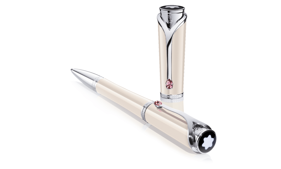 Шариковая ручка Princesse Grace de Monaco, 43 600 руб. Корпус ручки выполнен из драгоценной смолы цвета слоновой кости с отделкой из платины. Клипсу