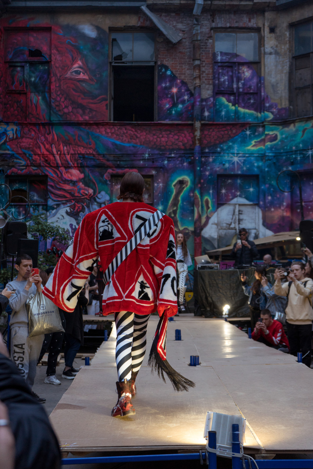 Во время показа Оли Чернощековой