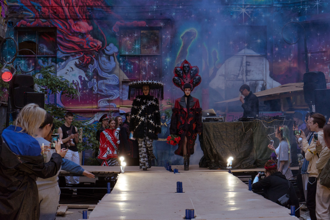 Во время показа Оли Чернощековой