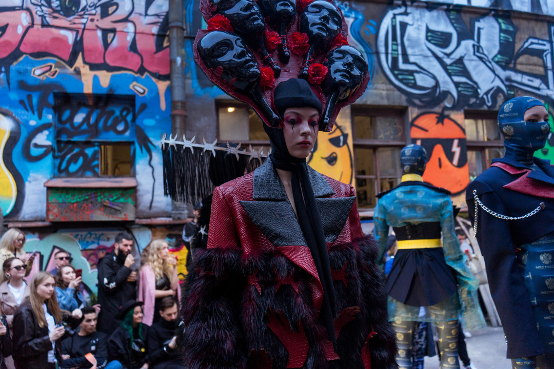 Во время показа Оли Чернощековой