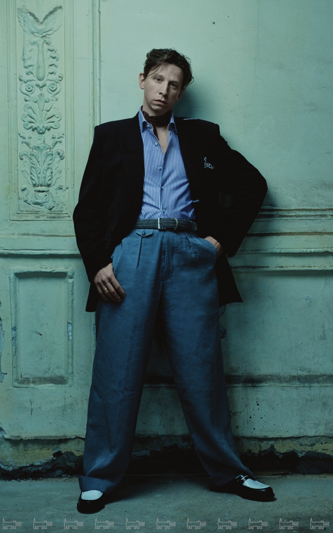 Пиджак Balenciaga, лоферы Church’s, платок Tom Ford (все — ДЛТ), сорочка Xacus, брюки и платок Lardini, ремень Fedeli (все –«Кашемир и Шелк»)