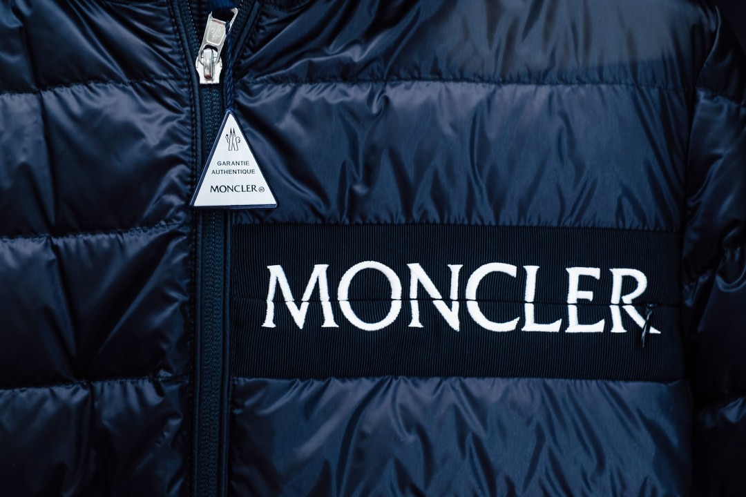 Кампусы монклер. Brand Moncler. Бренд Moncler показ. Создатель монклер. Moncler история бренда.