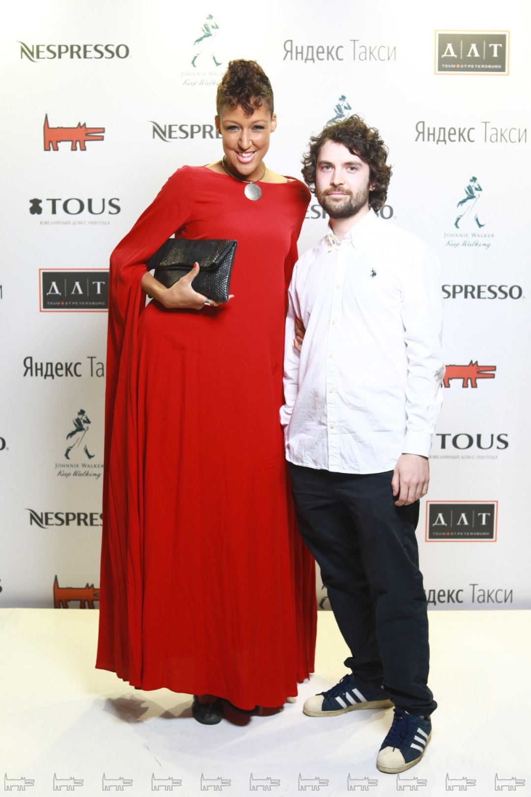 Эми Питерс со спутником