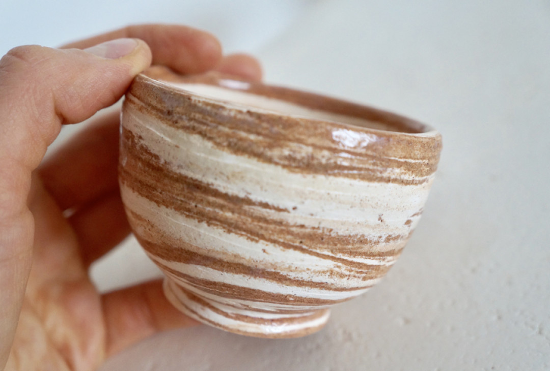 Пиала в технике нерияги создается на гончарном круге. Рисунок никогда не повторяется, поскольку зависит от смешения глины разных цветов в конкретный