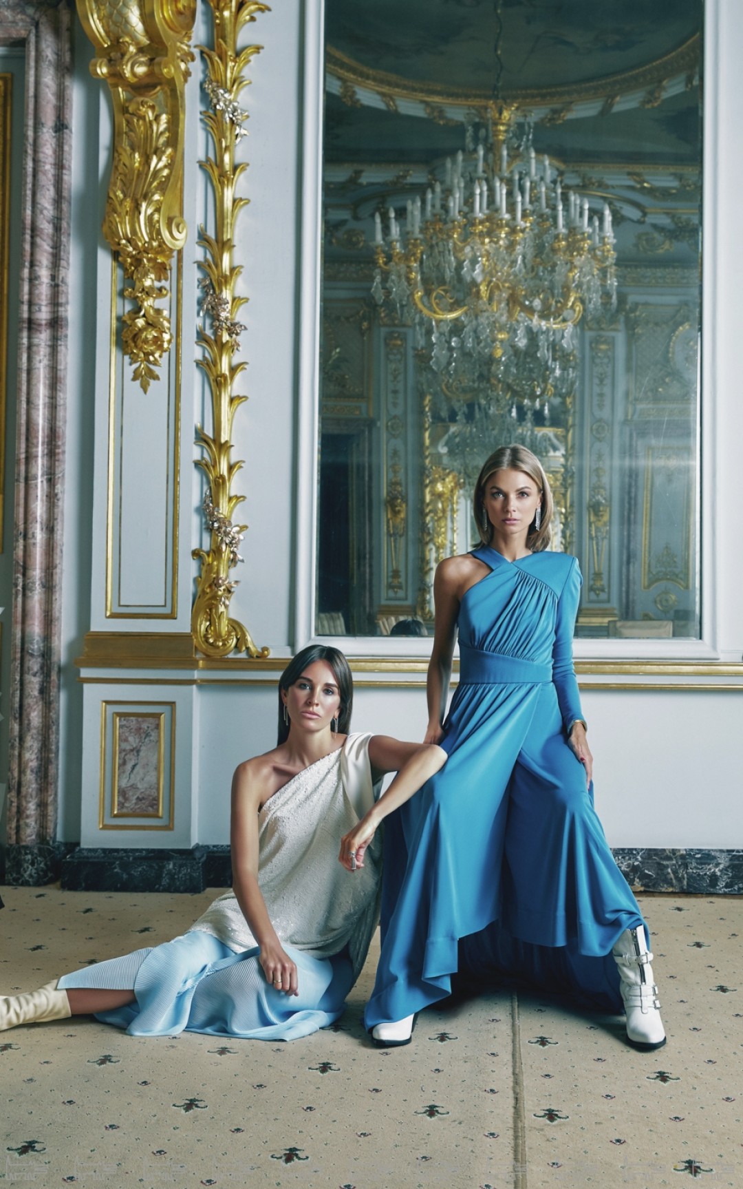 На Валентине: топ Magda Butrym, ботильоны Proenza Schouler (все — DayNight), платье Roland Mouret (ДЛТ) , серьги с бриллиантами Mercury. На Юлии