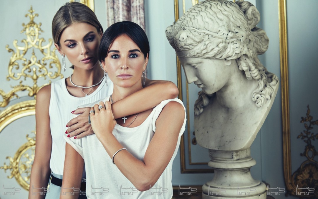 На Юлии: майка Yohji Yamamoto, брюки Jil Sander, ремень Magda Butrym (все — DayNight), серьги, колье, браслет, подвеска и кольца Mercury. На Валентине