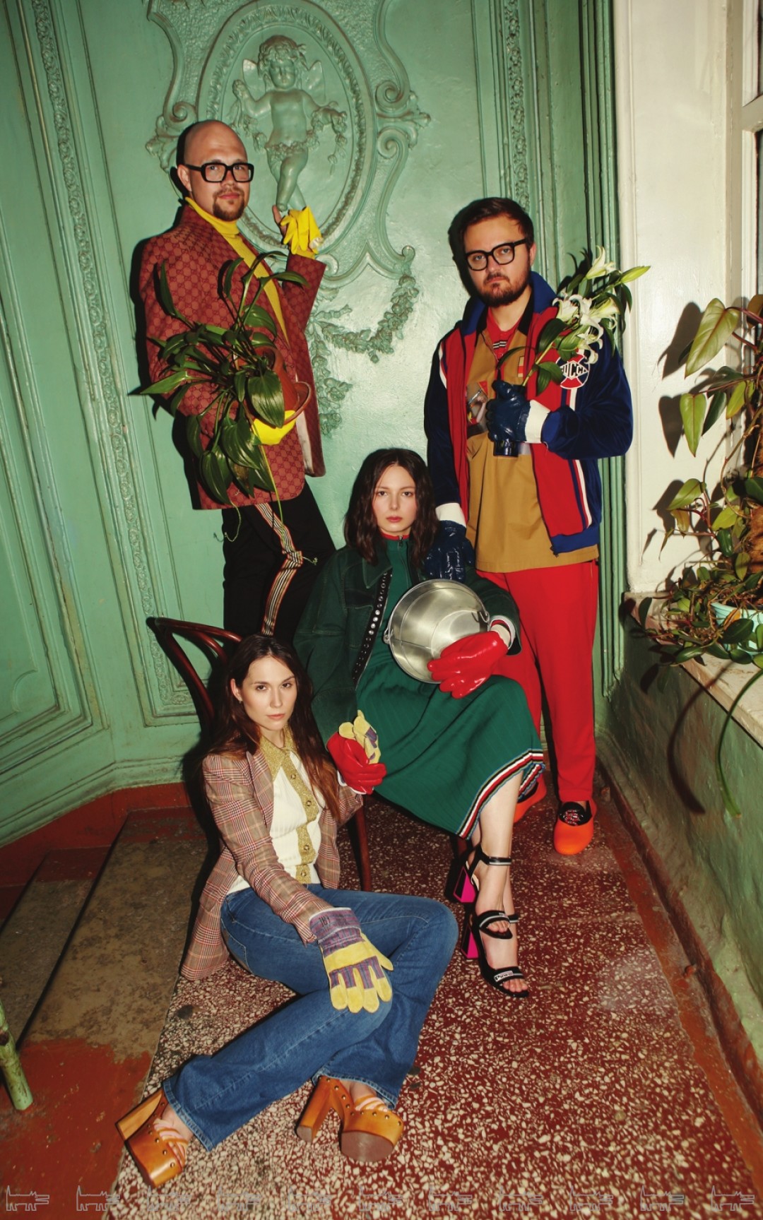 На Марии: топ, пиджак, джинсы и босоножки Tommy Hilfiger. На Алексее: пиджак, водолазка и джинсы Gucci, очки Saint Laurent Paris (все — ДЛТ). На