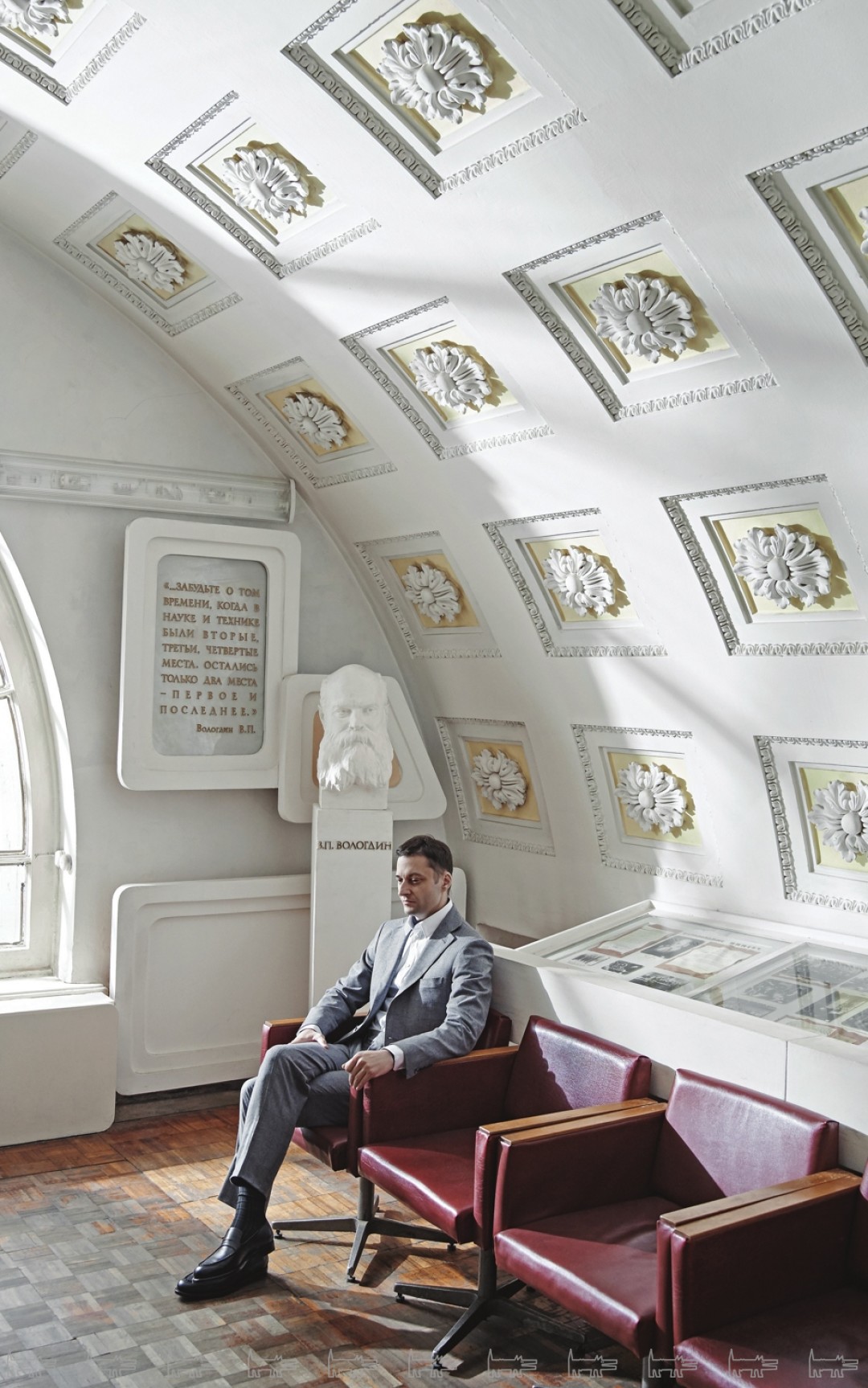 Пиджак и брюки Isaia, сорочка Bottega Veneta, водолазка Burberry, лоферы Santoni (все — ДЛТ)