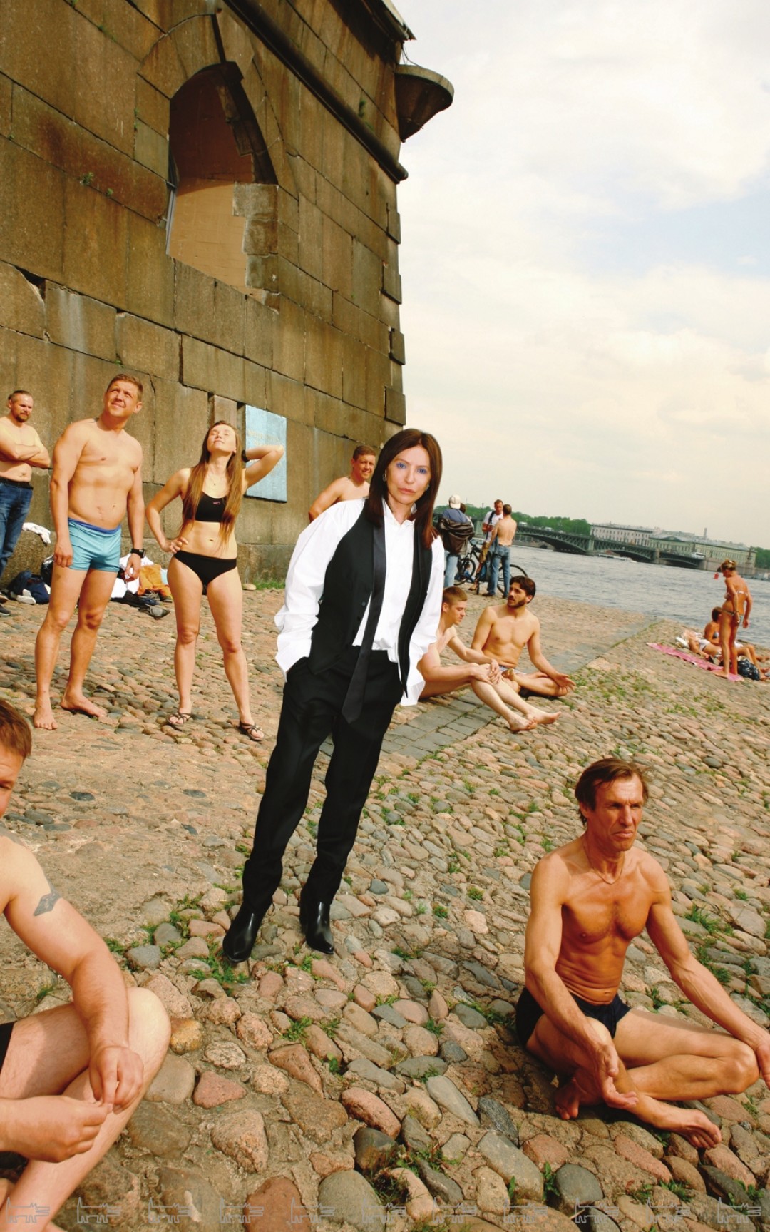 Пиджак, жилет, брюки Dsquared2, сорочка Saint Laurent Paris, галстук Dolce & Gabbana, «казаки» Celine (все — ДЛТ)