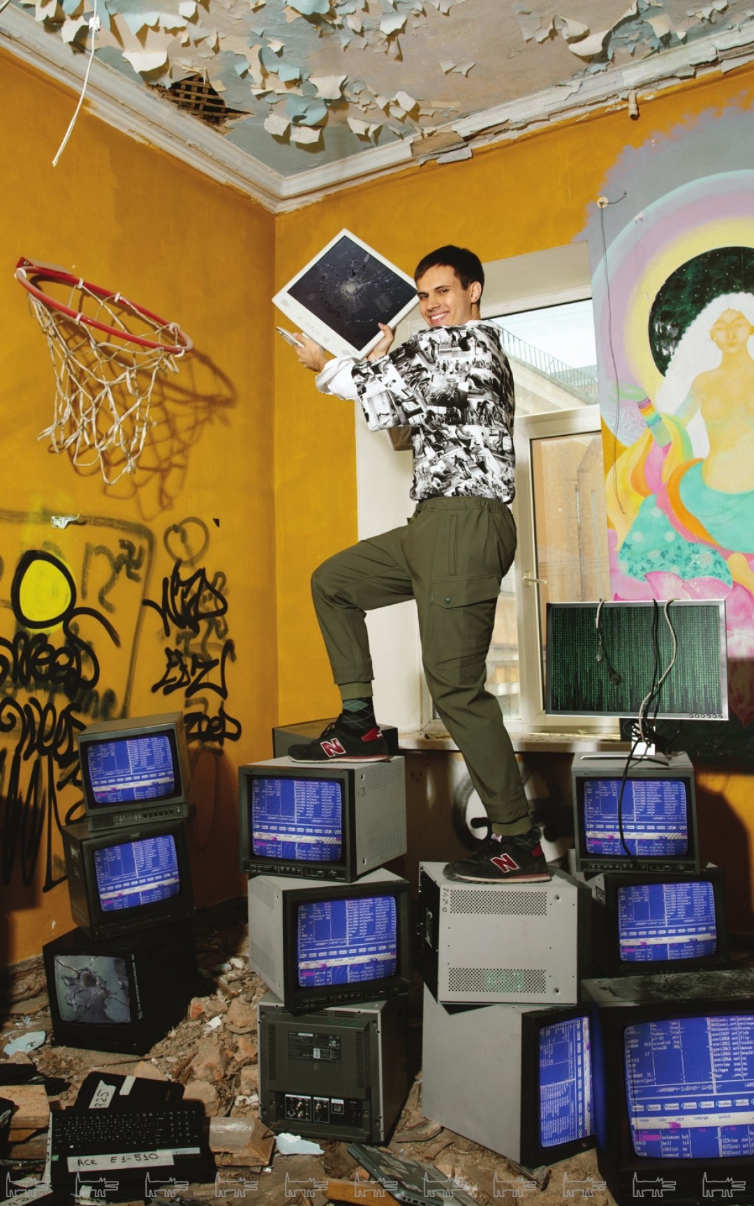 Рубашка Balenciaga , сорочка Andrea Ya’aqov , брюки Vetements (все — ДЛТ), кроссовки New Balance