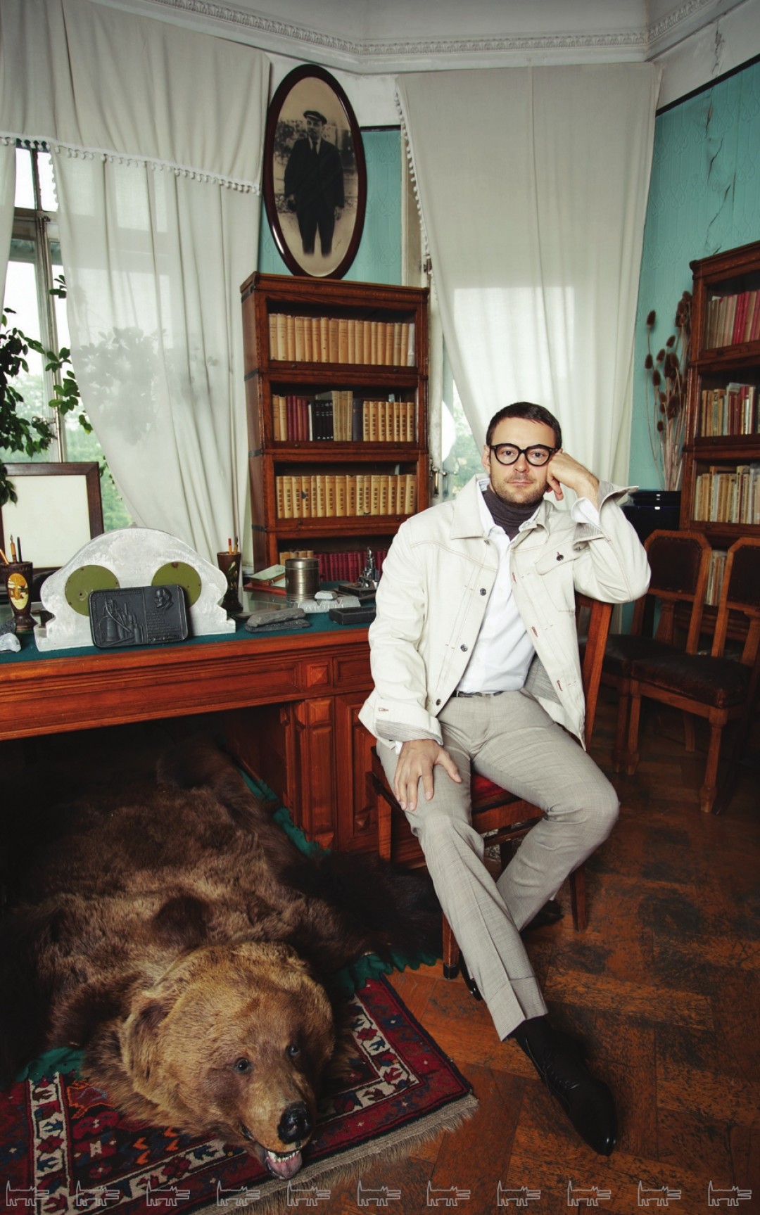 Куртка Missoni , сорочка Stile Latino Napoli , водолазка и брюки Lardini , ремень Fedeli , обувь Santoni (все — «Кашемир и Шелк»), оправа Tom Ford