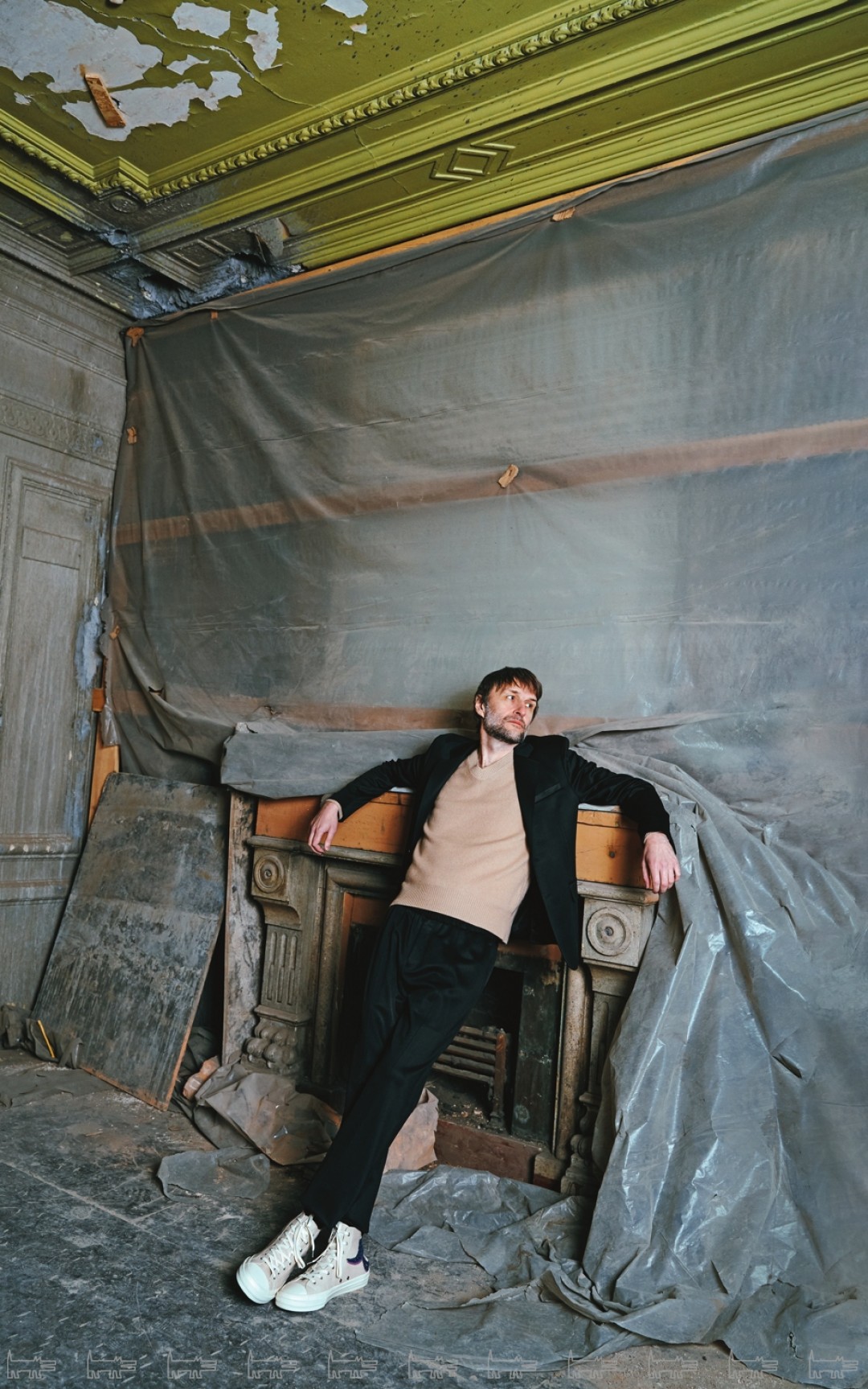 Пиджак и брюки Givenchy, джемпер Tom Ford (все — ДЛТ), кеды Paul Smith (BOSCOFAMILY)