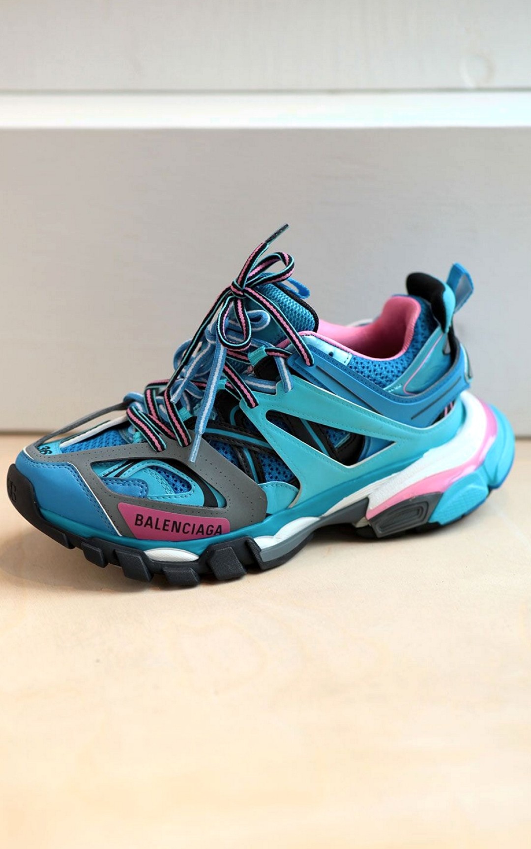 Кроссовки Balenciaga, 30 389 рублей (вместо 60 778 рублей)