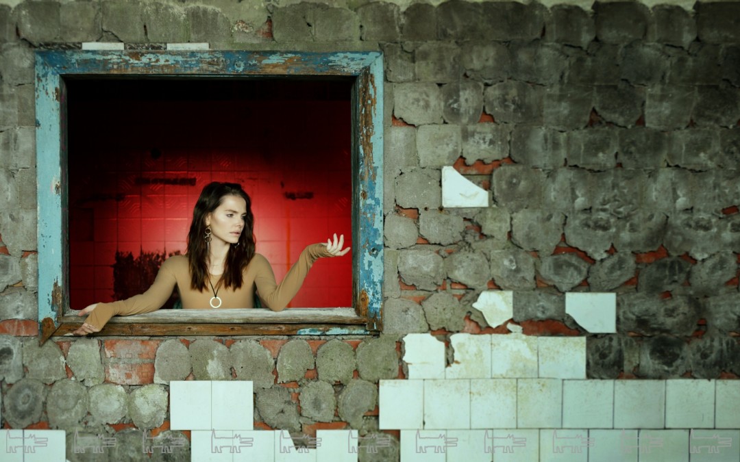 Боди Maison Margiela, серьги, цепочки и кожаный шнур с кулоном Tous (Tous)