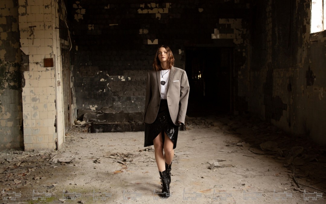 Пиджак Neil Barrett, футболка Vetements, юбка Givenchy, «казаки» Celine (все — ДЛТ), цепочка и кожаный шнур с кулоном Tous (Tous)