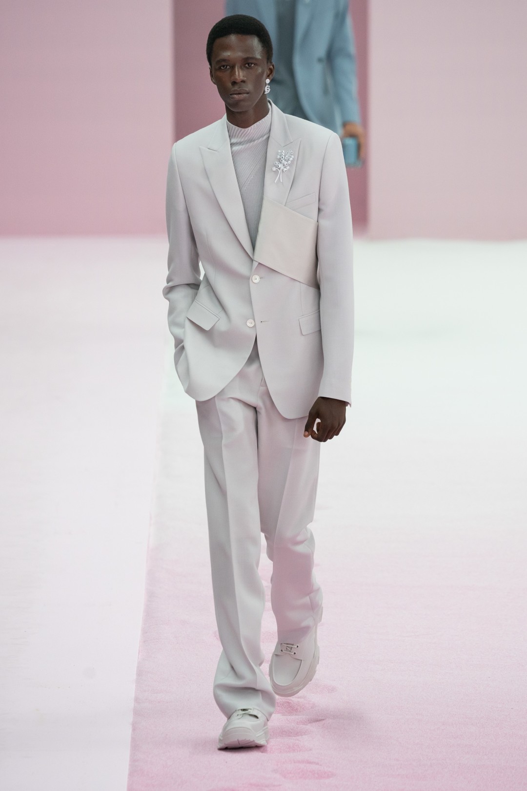 Новая мужская коллекция Dior: шорты с «газетным» принтом, розовые бомберы и  костюмы со шлейфом | Sobaka.ru