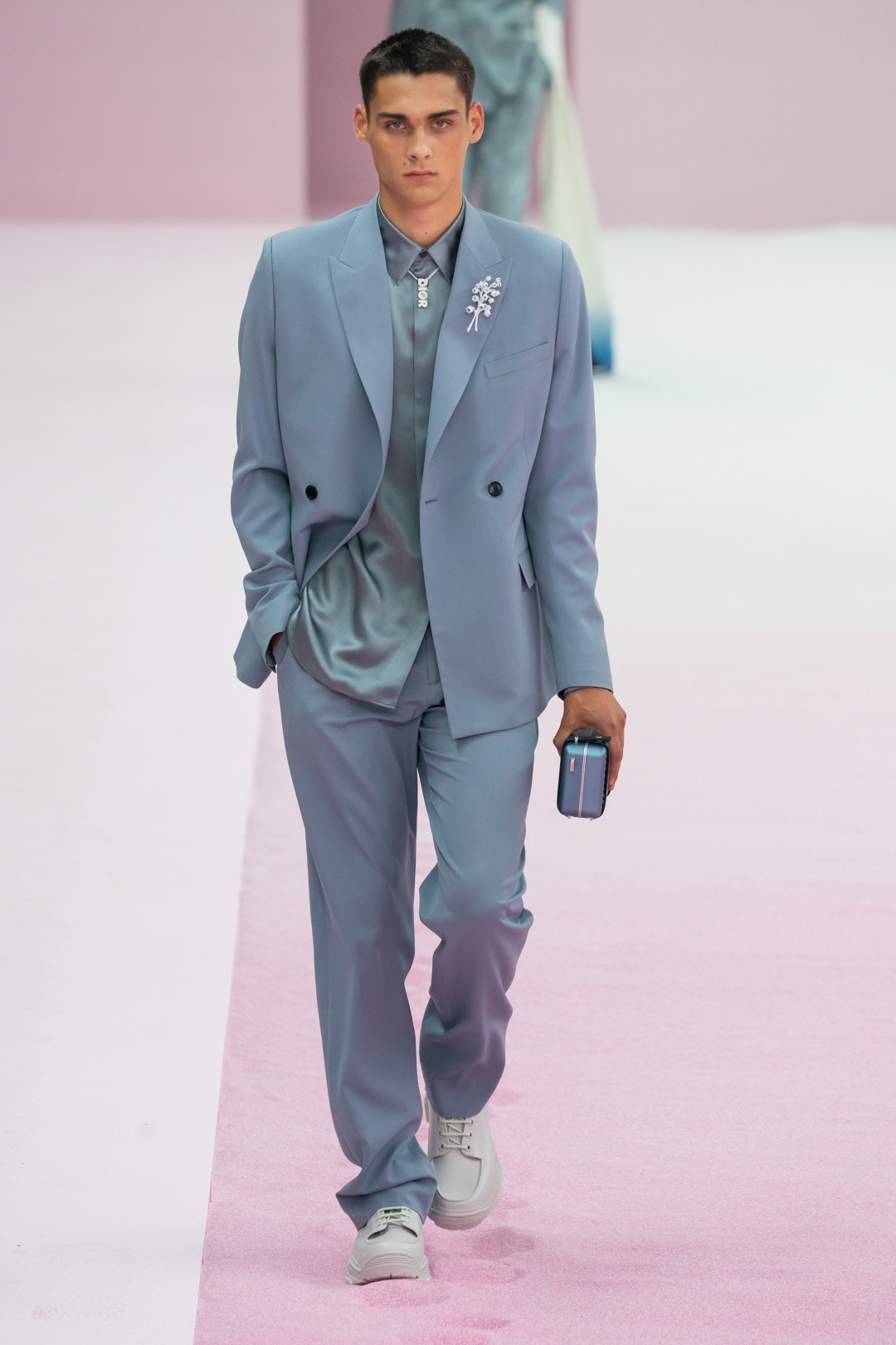 Новая мужская коллекция Dior: шорты с «газетным» принтом, розовые бомберы и  костюмы со шлейфом | Sobaka.ru