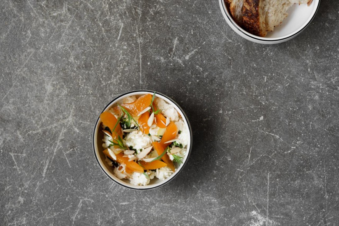 Домашняя рикотта с абрикосами и солеными лимонами