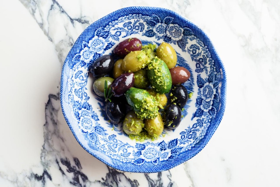 Оливки с фисташковой пудрой