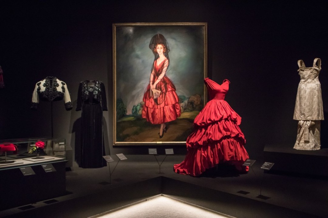 Evening gown, 1952. Cristóbal Balenciaga Museoa, Getaria / Zuloaga. Portrait of María del Rosario de Silva y Gurtubay, Duchess of Alba, 1921