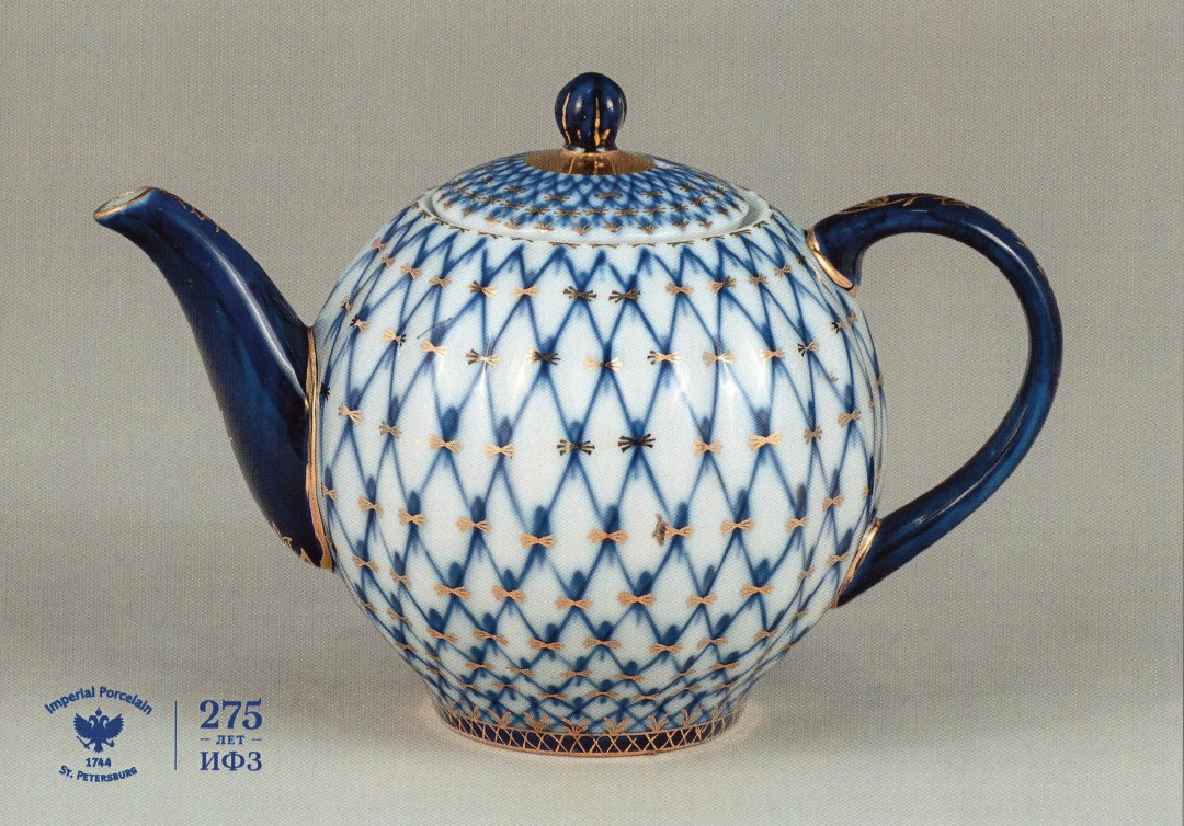 Чайник из состава сервиза Кобальтовая сетка» по образцу 1950-х годов. АО «Императорский фарфоровый завод»