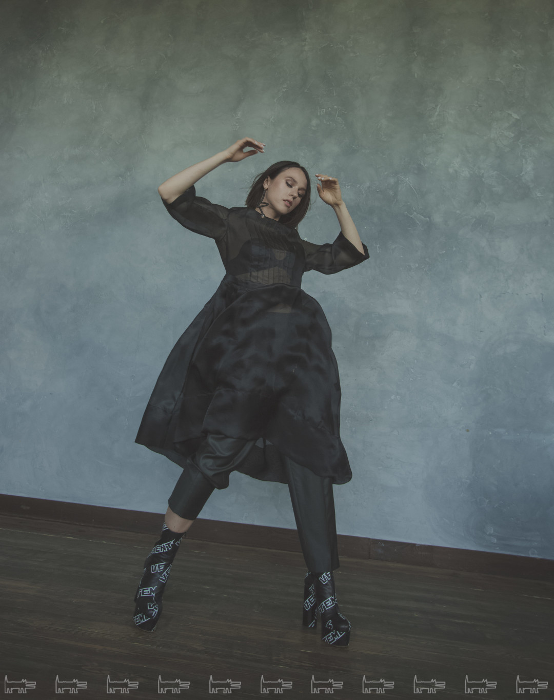 На Кате: платье AM'WERKSTATT (AM Werkstatt store), брюки Dress Up Hero, серьга IULIASKU