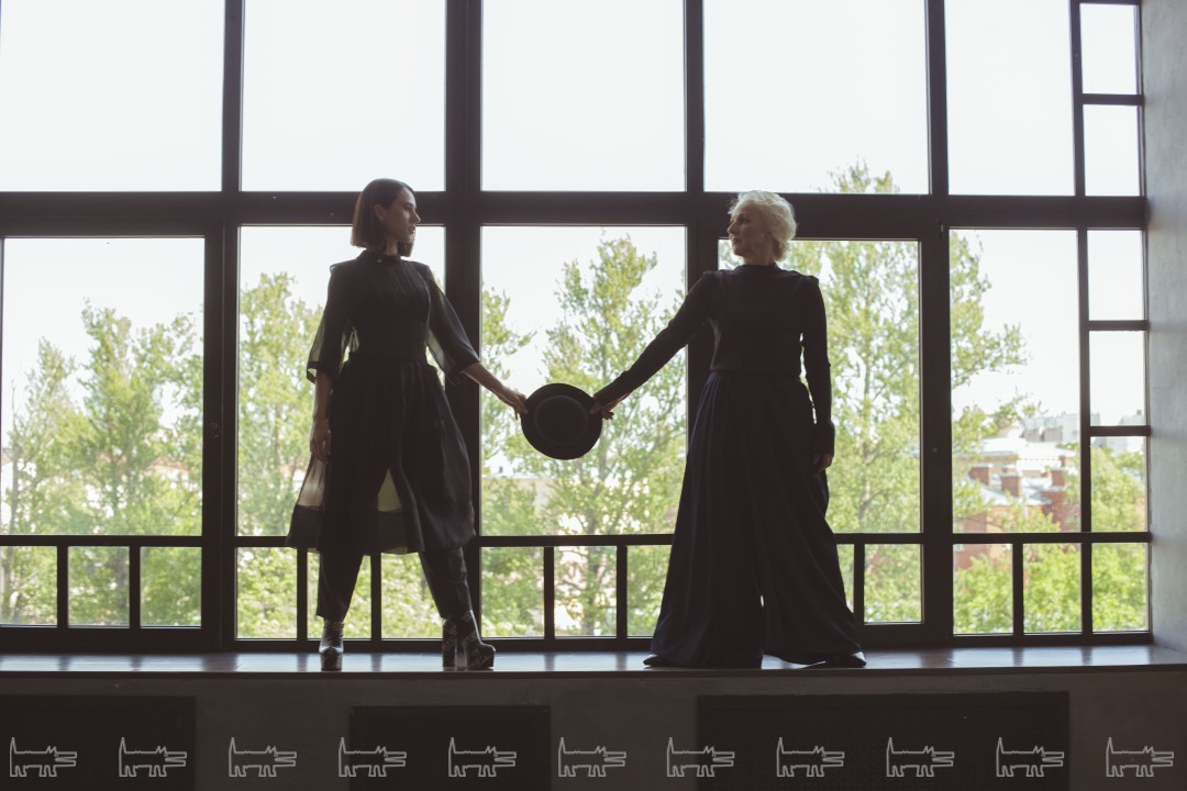 На Кате: платье AM'WERKSTATT (AM Werkstatt store), брюки Dress Up Hero, серьга IULIASKU. На Нине Васильевне: брюки 404 NOT FOUND, блуза Nina