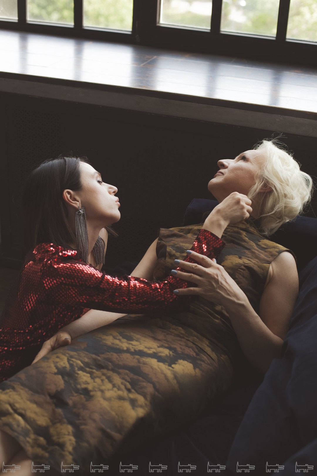 На Кате: платье Myseasons, серьги Caviar Jewellery. На Нине Васильевне: платье Satinn