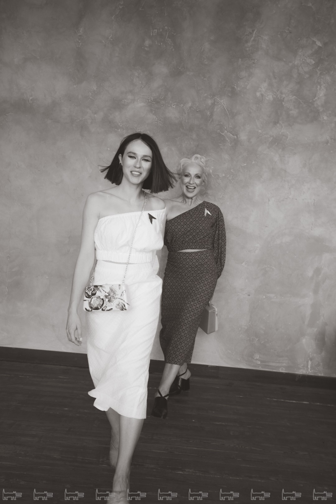 На Кате: юбка и топ Myseasons, сумка MyBacio, брошь и серьги iDOLL. На Нине Васильевне: юбка и топ Myseasons, сумка MyBacio, брошь iDOLL