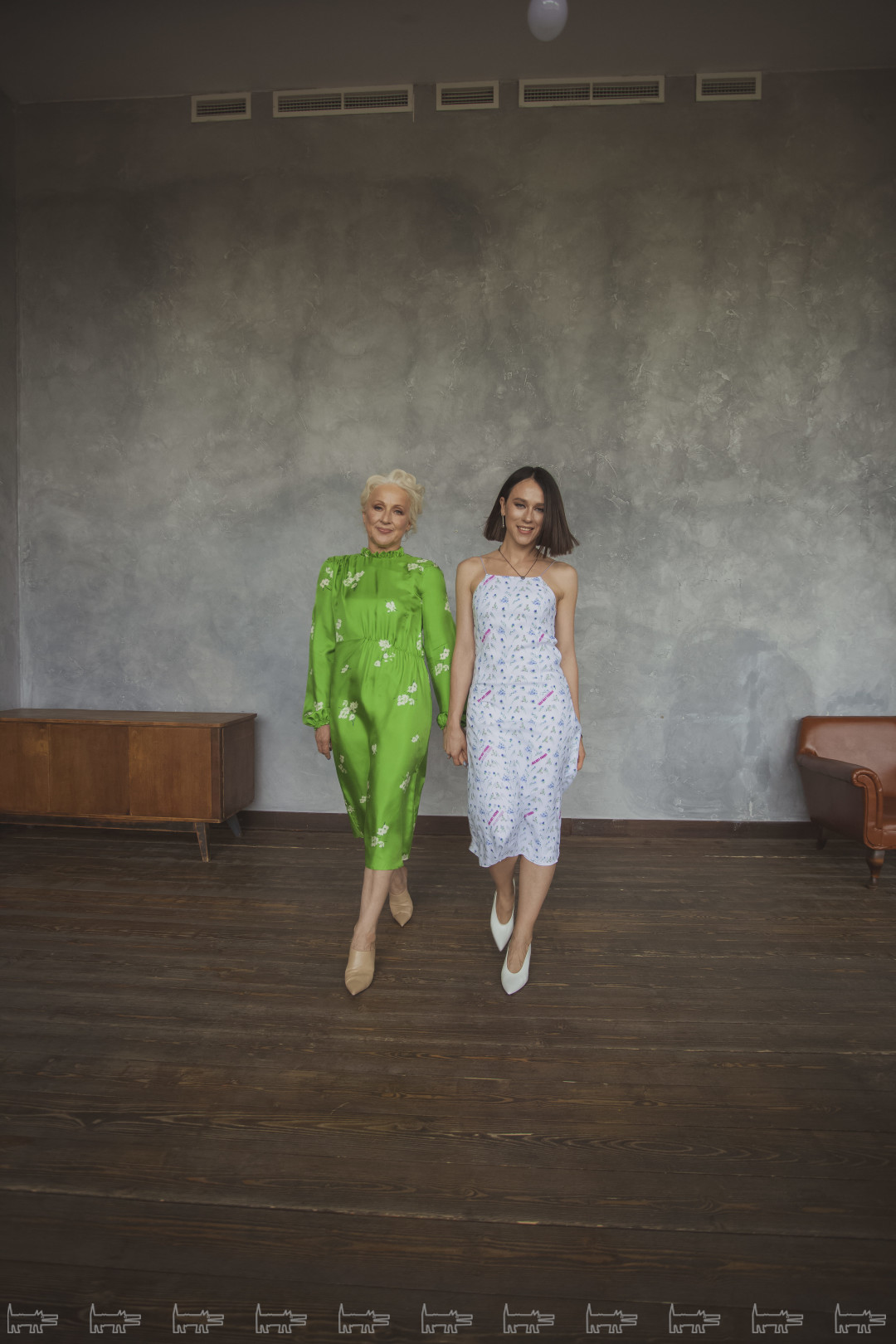 На Нине Васильевне: платье JM Studio. На Кате: платье 404 NOT DOUND, подвеска и браслет IF Jewelry, серьги Qari Qris