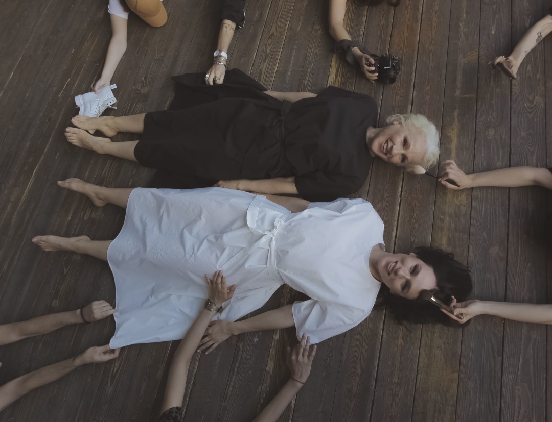 На Кате и Нине Васильевне: платья MY812