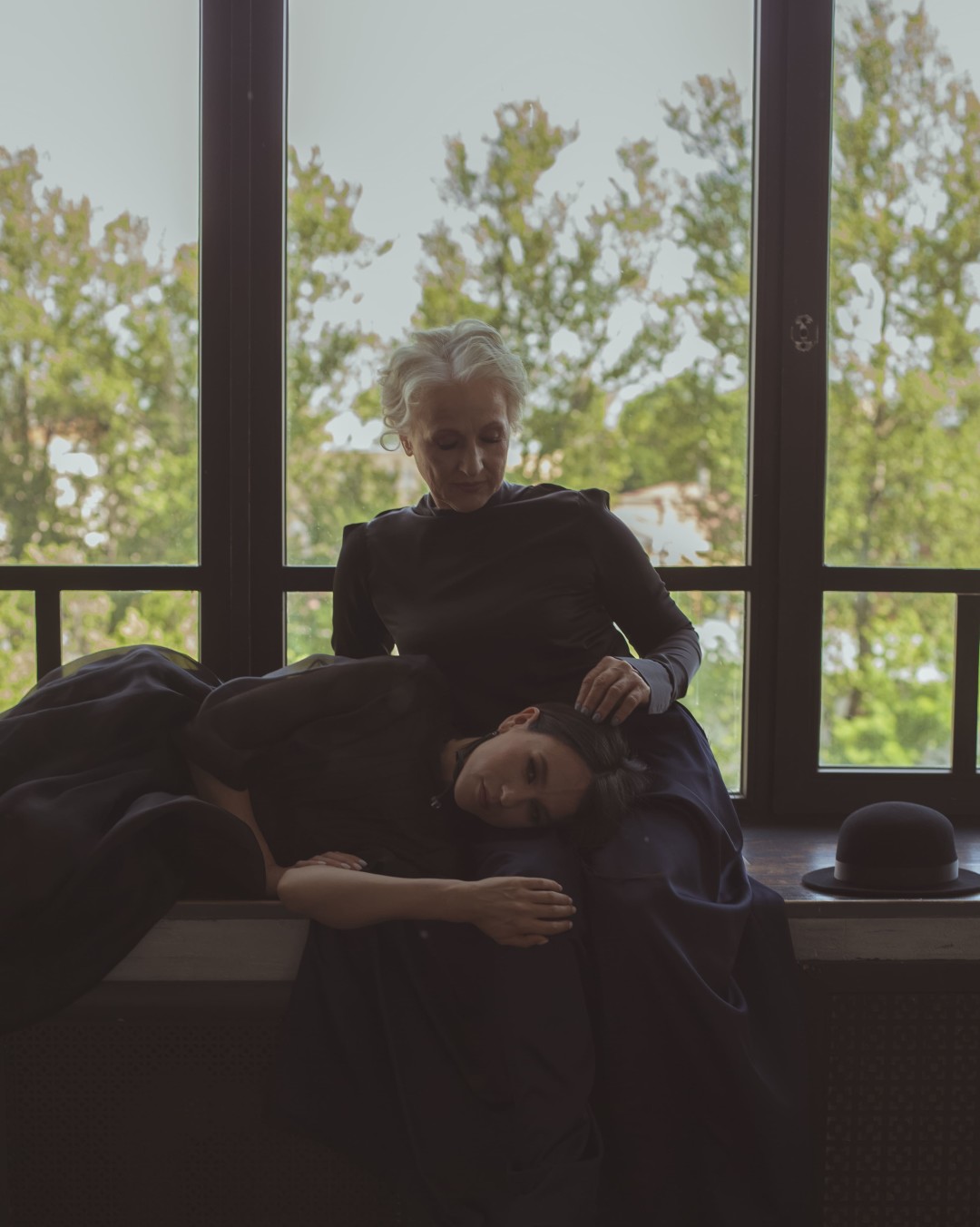 На Кате: платье AM'WERKSTATT (AM Werkstatt store), брюки Dress Up Hero, серьга IULIASKU. На Нине Васильевне: брюки 404 NOT FOUND, блуза Nina