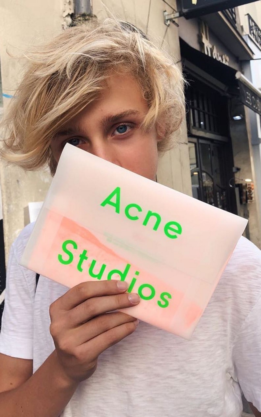 Лукас Портман с пригласительным на шоу Acne Studios
