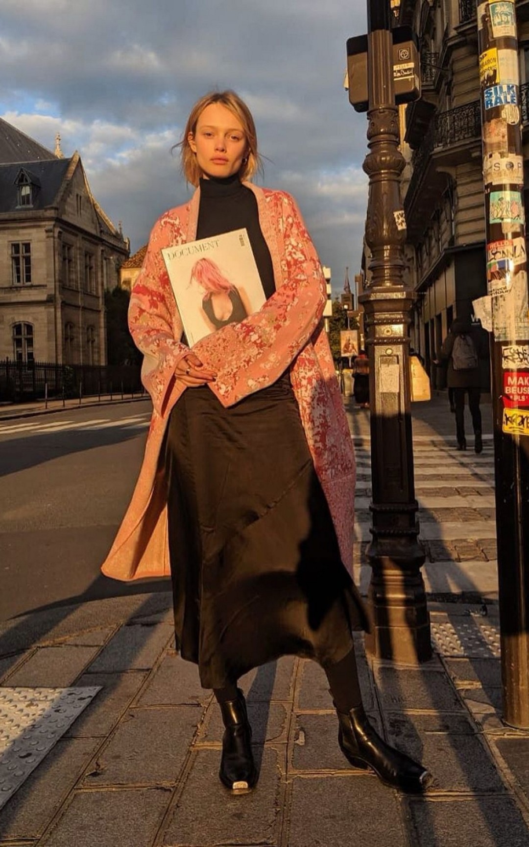 Симона Куст с обложкой со своим же изображением